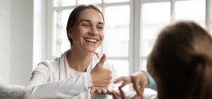 Una mujer y una niña comunicándose en lengua de signos