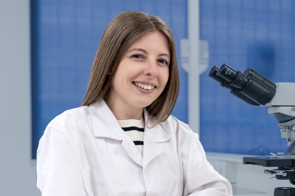 Estudiante de Medac en el laboratorio