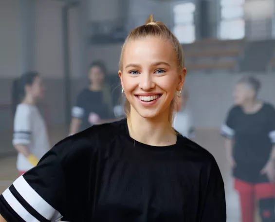 Mujer estudiando deporte en MEDAC