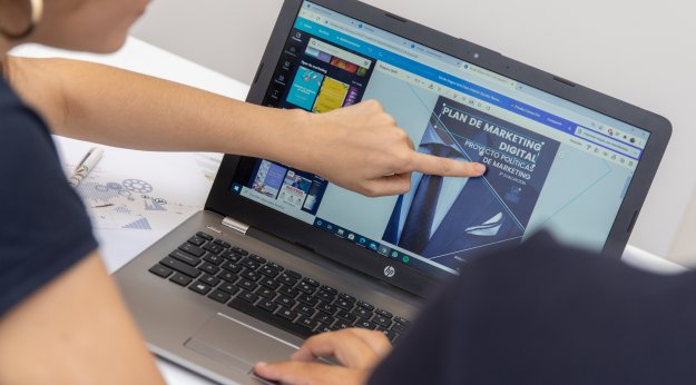 Alumno realizando un ejercicio del Aula Virtual